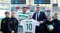 Pesepak bola Indonesia, Egy Maulana memakai jersey nomor 10 saat diperkenalkan sebagai pemain baru Lechia Gdansk di Stadion Energa Gdańsk, Polandia, Minggu (11/3/2018). Dirinya dikontrak Lechia Gdansk selama tiga musim. (Lechia Gdansk)