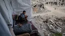 Namun, asa untuk berjuang, bertahan, dan melanjutkan kehidupan terus membara. Tampak dalam foto, Omar Qutay duduk di atas tempat tidur yang diletakkan di balkon rumahnya yang sebagian hancur di lingkungan Al-Karama, Kota Gaza, Rabu, 24 November 2025. (AP Photo/Jehad Alshrafi)