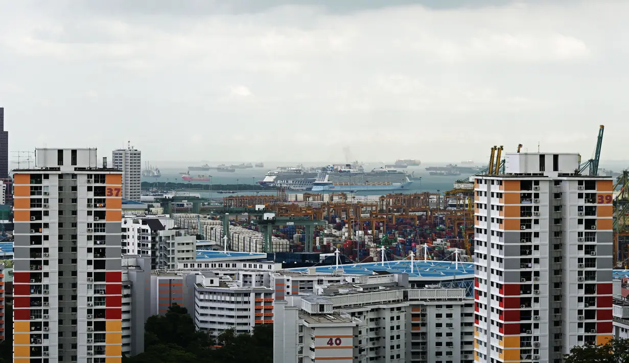 Kapal pesiar Royal Caribbean Quantum of the Seas berlabuh di Marina Bay Cruise Center, Singapura, pada 9 Desember 2020. Kapal pesiar Royal Caribbean tersebut kembali ke Singapura pada Rabu (9/12) pagi setelah seorang penumpang berusia 83 tahun positif terinfeksi COVID-19. (Xinhua/Then Chih Wey)