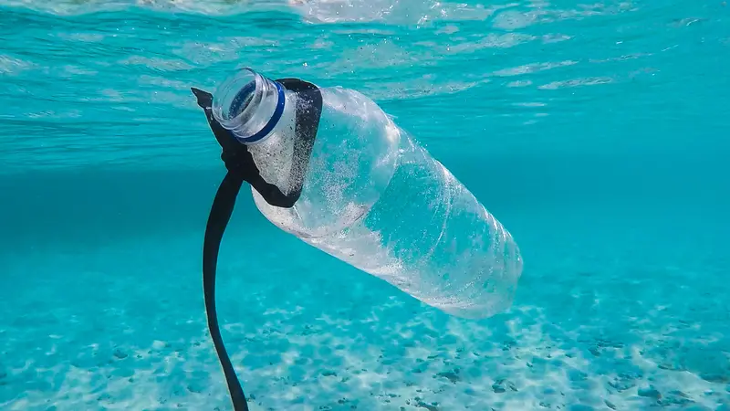 [Fimela] Ilustrasi Sampah Plasti di Laut