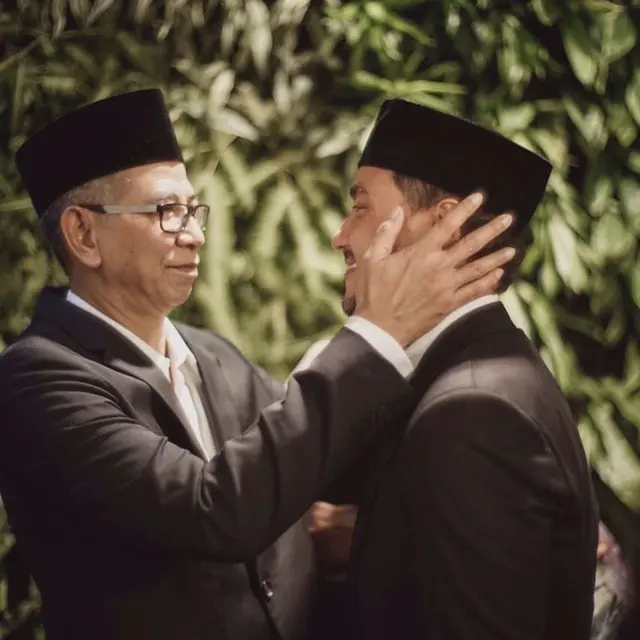 Jarang Tersorot, Ini 6 Potret Kebersamaan Hamish Daud dan Ayah Mertua