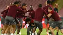 Para pemain Liverpool bercanda dengan rekan-rekannya selama sesi latihan di stadion San Paolo di Naples, Italia (2/10). Liverpool akan bertanding melawan Napoli pada grup C Liga Champions. (AFP Photo/Carlo Hermann)