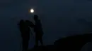 Pasangan mengambil gambar supermoon di Ischigualasto Provincial Park, San Juan, Argentina(13/11). Supermoon kali ini menjadi bulan purnama paling dekat ke bumi sejak 26 Januari 1948. (REUTERS/Enrique Marcarian)