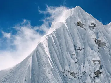 Dalam foto yang diambil pada 15 Oktober 2025 ini, seorang pendaki gunung Prancis melakukan perjalanan ke puncak Jannu East yang menjadi pendakian pertama ke puncak setinggi 7.468 meter di Nepal timur. (Thibaut MAROT/AFP)
