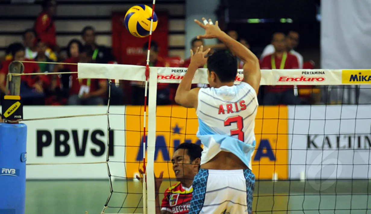 Pevoli putra Palembang Bank Sumsel, Aris A Rizkon (kiri) menahan smesh saat laga melawan Jakarta Electric PLN di Pertamina Proliga 2015 di GOR Dome Balikpapan, (8/2/2015). Jakarta Electric PLN unggul 3-1. (Liputan6.com/Helmi Fithriansyah)