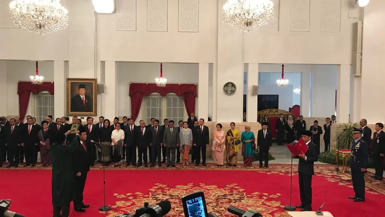 Jokowi melantik Syafruddin sebagai Menteri PANRB (Liputan6.com/Hanz Jimenez)