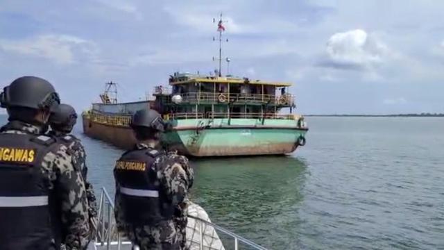 KKP menyetop penambangan pasir ilegal di wilayah perairan Pulau Rupat, Kepulauan Riau.