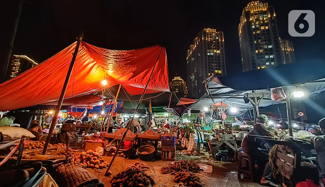 Suasana pasar Kebayoran Lama pada malam hari saat menggunakan kamera realme 9 Pro Plus dengan sensor Sony IMX76, Jakarta, Kamis (24/02/2022). Sensor ini, memiliki asupan cahaya yang masuk lebih banyak dan memungkinkan besaran megapiksel lebih tinggi. (Liputan6.com/Fery Pradolo)