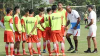 Para pemain Persija Jakarta saat mendengarkan arahan pelatih pada latihan di Lapangan Villa 2000, Pamulang, Tangerang Selatan, Senin (25/4/2016). (Bola.com/Nicklas Hanoatubun)