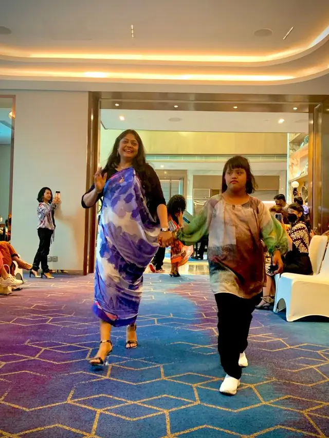 Gaya Anak-anak Down Syndrome Melenggang di Runway Pakai Baju Batik Rancangan Sendiri