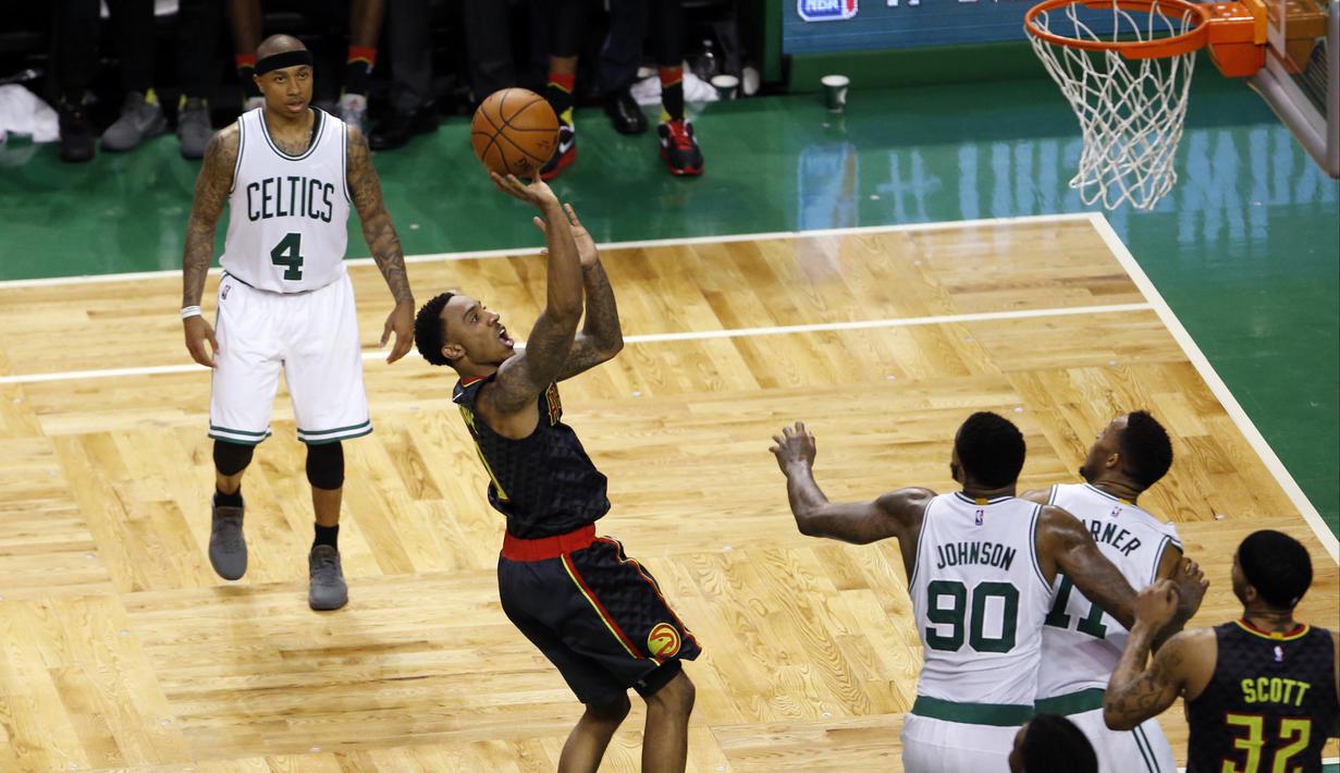 Pemain Atlanta Hawks, Jeff Teague, melakukan tembakan dua poin saat melawan Boston Celtics pada laga play off NBA di TD Garden, Sabtu (23/4/2016) WIB. (Reuters/David Butler II-USA TODAY Sports)