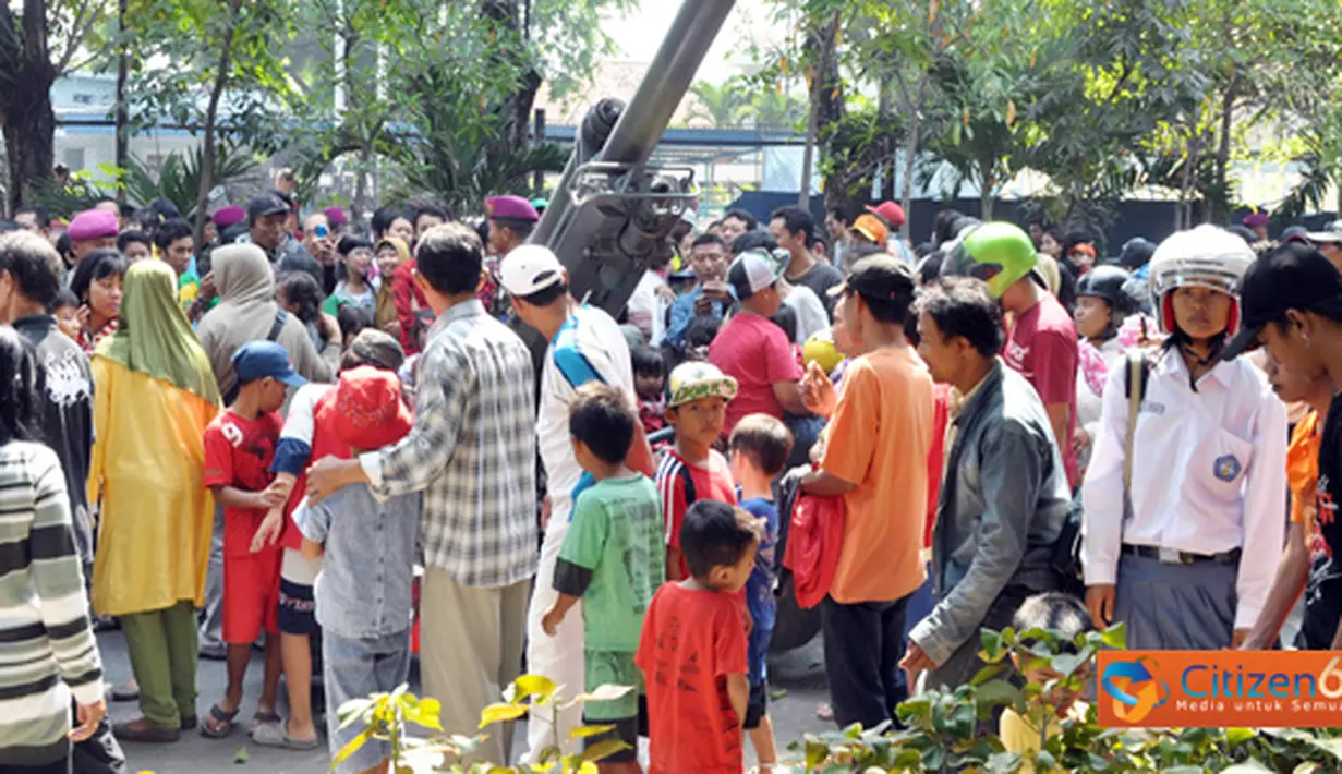 Citizen6, Jawa Timur: Usai pelaksanaan Upacara kemerdekaan RI, hal ini dimanfaatkan oleh warga masyarakat untuk melihat-lihat dan berfoto dengan Meriam 105 MM serta pengawaknya terutama anak-anak. (Pengirim: Budi Abdillah)