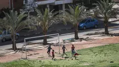 Anak-anak Sudan bermain sepak bola di Khartoum (23/4). Sudan merupakan negara yang terletak di timur laut benua Afrika. Sebelum referendum yang memisahkan Sudan menjadi dua bagian, Sudan merupakan negara terluas di Afrika dan di daerah Arab, serta terluas kesepuluh di dunia. (AFP Photo/Ozan Kose)