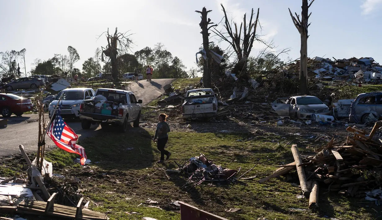 Tornado yang disebabkan badai hebat melanda negara bagian Missouri, Kentucky dan Virginia di Amerika Serikat. (Michael Swensen/Getty Images North America/Getty Images via AFP)