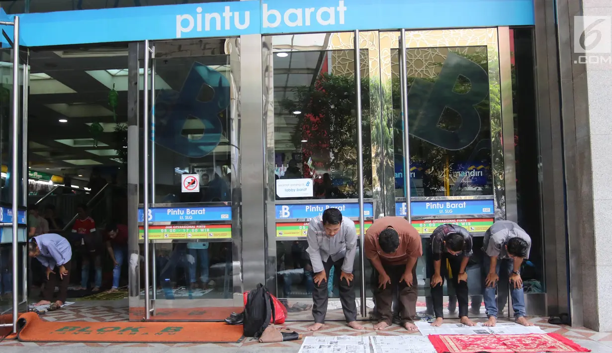 Sejumlah umat muslim melaksanakan salat jumat pada bulan Ramadan di selasar Pasar Tanah Abang, Jakarta, Jumat (25/5). Jemaah terpaksa melakukan salat di lorong kios karena terbatasnya ruang masjid. (Liputan6.com/Arya Manggala)