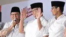 Ketua Umum Partai Gerindra, Prabowo bersama Cagub dan Cawagub DKI Jakarta, Anies Baswedan-Sandiaga Uno saat memberikan sambutan untuk kemenangan hitung cepat suara Pilkada di kantor DPP Gerindra, Jakarta Selatan, Rabu (19/4). (Liputan6.com/Yoppy Renato)