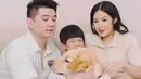 Melalui akun Instagram, baik Chef Arnold maupun sang istri juga kompak mengunggah momen bersama anak kedua. Bahkan, banyak pula yang menyebut jika anak kedua keluarga selebriti ini lebih mirip dengan Chef Arnold. (Liputan6.com/IG/@tiffanysoetanto)