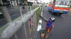 Pekerja mengecat pagar pembatas jalan di kawasan Pasar Minggu, Jakarta Selatan, Rabu (26/10). Pengecatan dilakukan sebagai bentuk perawatan agar pagar pembatas tetap rapi dan tidak tampak kusam. (Liputan6.com/Immanuel Antonius)