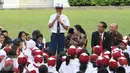 Seorang siswa berdiri berbicara didepan Presiden Jokowi dan siswa lainnya di halaman tengah Istana, Jakarta, Rabu (17/5). Kegiatan mendongeng ini untuk memperingati hari buku nasional. (Liputan6.com/Angga Yuniar)
