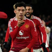 Pemain Manchester United, Lisandro Martinez merayakan gol kemenangan timnya ke gawang Fulham pada laga lanjutan Liga Inggris 2024/2025 di Craven Cottage, London, Senin (27/01/2025) dini hari WIB. (AFP/Glyn Kirk)