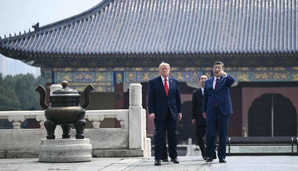 Presiden Tiongkok, Xi Jinping (kanan) dan Presiden Amerika Serikat (AS), Donald Trump mengunjungi Temple of Heaven, Beijing, Kamis 14 Mei 2026. (Brendan Smialowski/Pool Photo via AP)