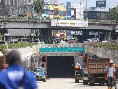 Suasana pembangunan Underpass Senen Extension di kawasan Senen, Jakarta, Jumat (16/10/2020). Progres Pembangunan Underpass Senen Extension kini sudah mencapai 87 persen dengan fokus pengerjaan meliputi pemasangan dinding ACP sebagai facing wall pada terowongan. (Liputan6.com/Faizal Fanani)