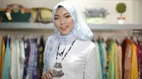 Kebaya Betawi cocok dipadukan dengan hijab cantik. Simak tutorialnya.