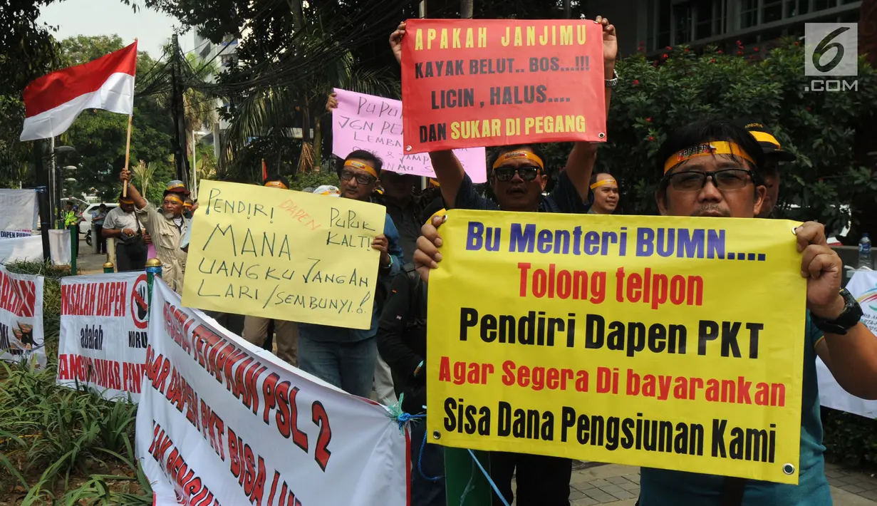 Sejumlah karyawan pensiunan PT Pupuk Kaltim menggelar unjuk rasa di depan Kantor KPW Pupuk Kalitim di Jakarta, Selasa (31/7). Mereka meminta diadakan audiensi untuk menyampaikan aspirasi. (Merdeka.com/Dwi Narwoko)