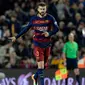 Bek Barcelona, Gerard Pique, merayakan gol ke gawang Real Madrid pada laga La Liga di Camp Nou, Barcelona, Sabtu (2/4/2016). (AFP/Josep Lago)