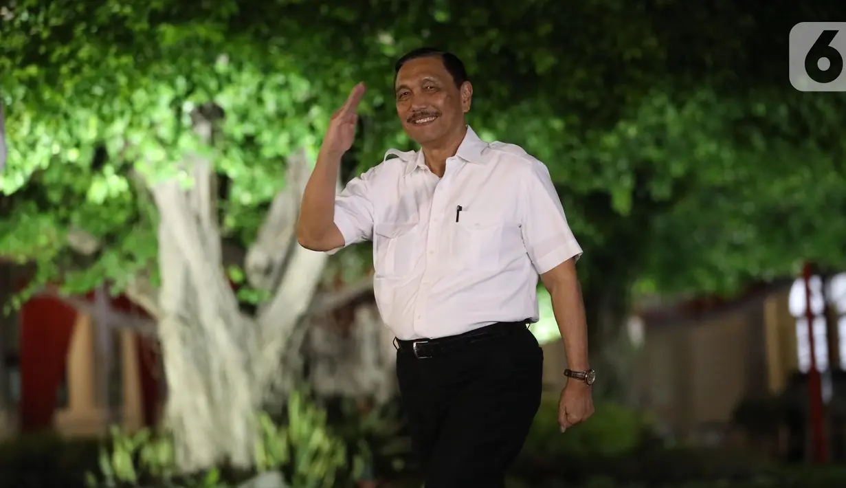 Mantan Menko Kemaritiman Luhut Binsar Panjaitan tiba di Kompleks Istana Kepresidenan di Jakarta, Selasa (22/10/2019). Berkemeja putih seperti calon menteri lainnya, Luhut hanya menebar senyum ke awak media. (Liputan6.com/Angga Yuniar)