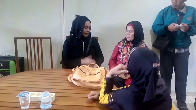 Jemaah umrah Biro Perjalanan PT SBL mendatangi kantor PT SBL