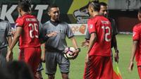 Wasit Armando saat memimpin laga PSS Sleman versus Persijap Jepara  di Stadion Maguwoharjo, Sleman, Jumat (18/8/2017). (Bola.com/Ronald Seger)