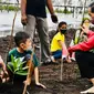 Presiden Jokowi menanam pohon mangrove bersama masyarakat di Pantai Wisata Raja Kecik Kabupaten Bengkalis, Riau, Selasa (28/9/2021).(Foto: Biro Pers Sekretariat Presiden)