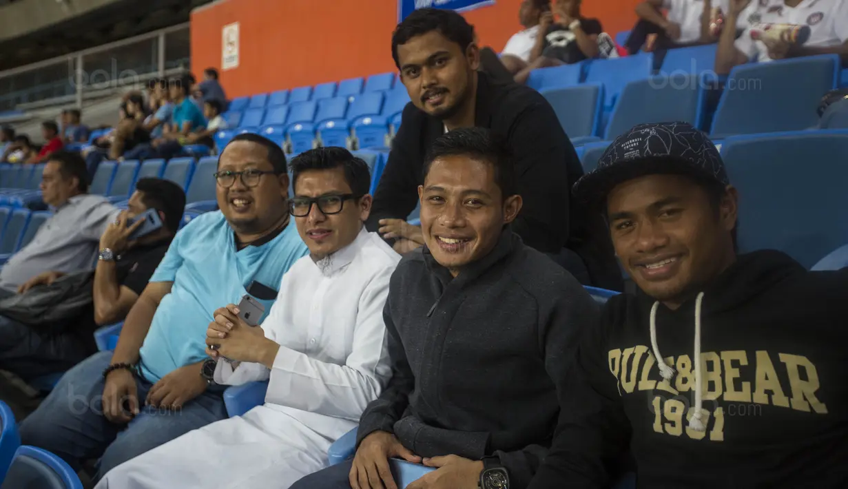 Pemain Timnas Indonesia, Evan Dimas bersama Ilham Udin Armaiyn, menonton laga Liga Premier Malaysia antara Felcra FC melawan PDRM di Stadion Shah Alam, Selangor, Jumat (2/2/2018). Kedua klub bermain imbang 1-1. (Bola.com/Vitalis Yogi Trisna)