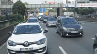Situasi jalanan utama dari Bandara Paris Charles de Gaulle, Paris. (Bola.com/Vitalis Yogi Trisna). 