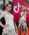 Dipadukan lontorso brokat putih sebagain luaran serta bawahan fringenya. [@lunamaya]