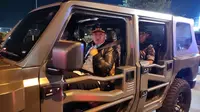 Wali Kota Depok, Supian Suri bersama Forkopimda menggunakan mobil Maung saat pantau malam Idul Fitri di wilayah Depok. (Foto: Liputan6.com/Dicky Agung Prihanto).