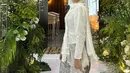 Nabila melengkapi tampilannya membawa handbag kotak panjang warna silver dengan aksen pita. Dipadukan stiletto heels warna silver mengkilap. [@nabilataqiyyah]