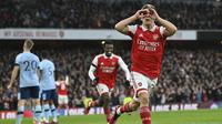 Selebrasi gelandang Arsenal, Leandro Trossard setelah mencetak gol ke gawang Brentford dalam laga pekan ke-23 Liga Inggris 2022/2023 di Emirates Stadium, London (11/2/2023). Pemain yang dibeli Arsenal dari Brighton and Hove Albion ini telah menyumbang satu gol bagi The Gunners dari total 4 laga di semua ajang. (AFP/Justin Tallis)