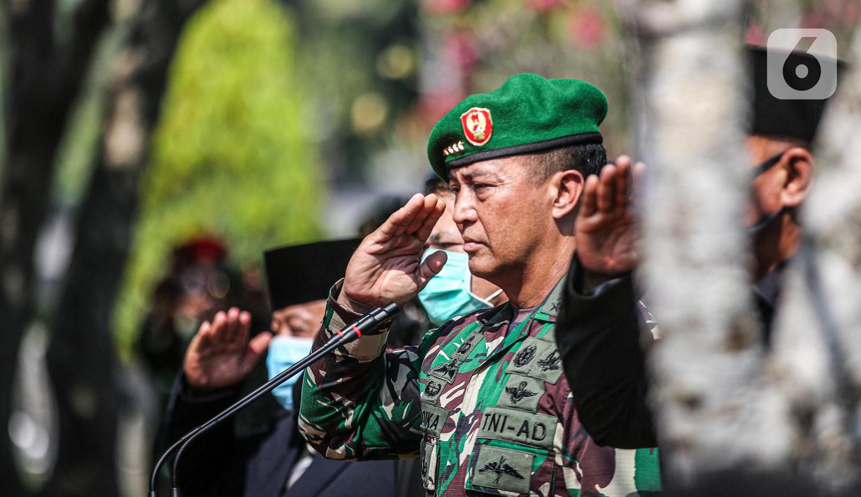 KSAD Jenderal Andika Perkasa memberi hormat saat pemakaman mantan KSAD Jenderal TNI (Purn) Pramono Edhie Wibowo di Taman Makam Pahlawan Kalibata, Jakarta, Minggu (14/6/2020). Pemakaman Pramono Edhie Wibowo dilaksanakan secara militer. (Liputan6.com/Faizal Fanani)