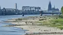 Penampakan tepian sungai mengering akibat kemarau panjang di sungai Rhine yang paling penting di Jerman, di Cologne pada 27 April 2020. April tahun ini adalah salah satu bulan terkering dan berimbas kepada petani dan industri. (AP/Martin Meissner)