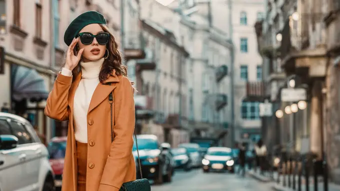 perempuan baju cokelat