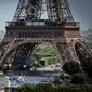 Foto ini memperlihatkan Cincin Olimpiade di Menara Eiffel yang diambil dari perangkat Televisi Prancis di Trocadero, selama Olimpiade Paris 2024, di Paris, pada 31 Juli 2024. (Dok: STEPHANE DE SAKUTIN / AFP)