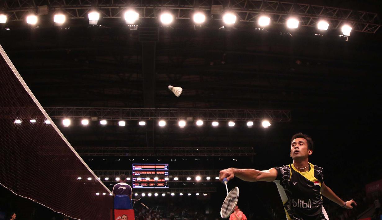 Hayom juga takluk dengan tiga gim, 12-21 21-13 21-17. (Bola.com/Arief Bagus)