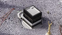 Jemaah berdoa di sekitar Ka'bah saat ibadah haji tahunan di Mekkah, Arab Saudi, Minggu (25/6/2023). Jemaah berkumpul di Kota Suci Mekkah untuk haji terbesar sejak pandemi virus corona COVID-19 yang sangat membatasi akses ke salah satu dari lima rukun Islam tersebut. (AP Photo/Amr Nabil)