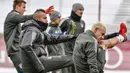 Gelandang Bayern Munchen, Arturo Vidal (kedua kiri) dan bek Rafinha (kanan) melakukan pemanasan saat latihan jelang melawan PSG di Liga Champions di Munich, Jerman, (4/12). Pada pertemuan pertama Munchen takluk 3-0 atas PSG. (AFP Photo/Guenter Schiffmann)