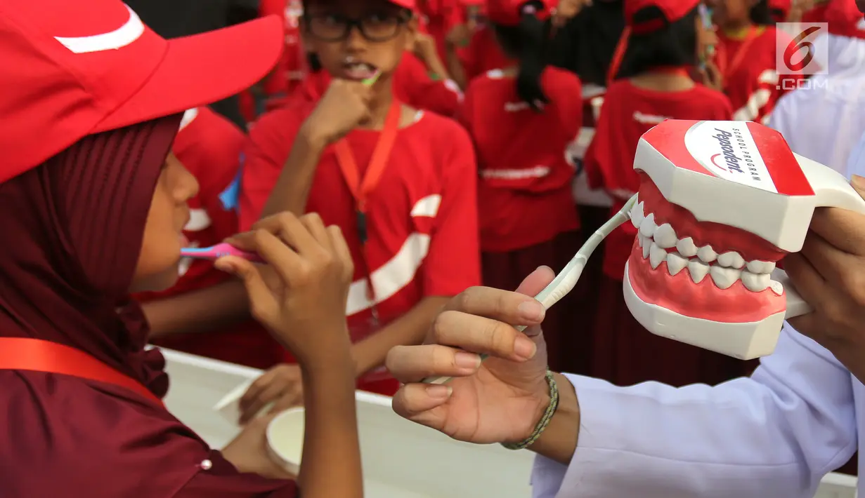 Dokter gigi sedang memberikan edukasi menyikat gigi yang baik pada acara Bulan Kesehatan Gigi Nasional (BKGN) di Senayan, Jakarta, Sabtu (8/9/2019). Kegiatan yang mengusung gerakan Indonesia Tersenyum mengajak masyarakat mewujudkan bebas gigi berlubang. (Liputan6.com/HO/Mail)