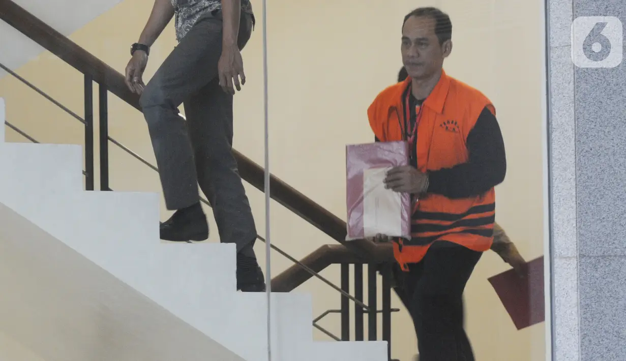 Penyuap Bupati Bengkayang, Suryadman Gidot, Rodi menuju ruang pemeriksaan di Gedung KPK, Jakarta, Jumat (18/10/2019). Rodi diperiksa sebagai tersangka untuk melengkapi berkas dalam kasus dugaan suap proyek Pemerintah Kabupaten Bengkayang, Kalimantan Barat Tahun 2019. (merdeka.com/Dwi Narwoko)