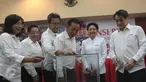 Ketua PMI Provinsi DKI Jakarta Rini Sutiyoso (ketiga kanan) saat melihat proses penghimpuna dana di Gedung PMI Jakarta, Jumat (16/10/2015). PMI bersama para kalangan pengusaha melakukan kegiatan bulan dana PMI 2015. (Liputan6.com/Angga Yuniar)