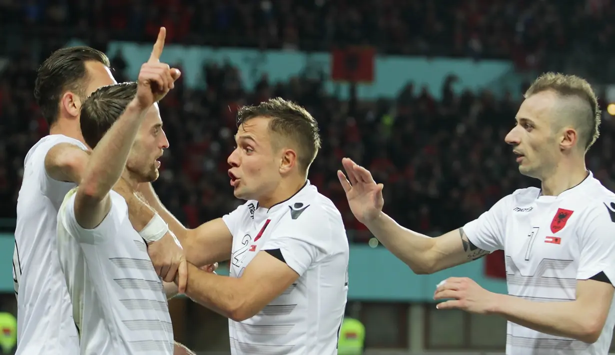 Para pemain Albania merayakan gol yang dicetak Ermir Lenjani pada menit 47 ke gawang Austria pada laga persahabatan di Stadion Ernst Happel, Wina, Minggu (27/3/2016) dini hari WIB. (Bola.com/Reza Khomaini)